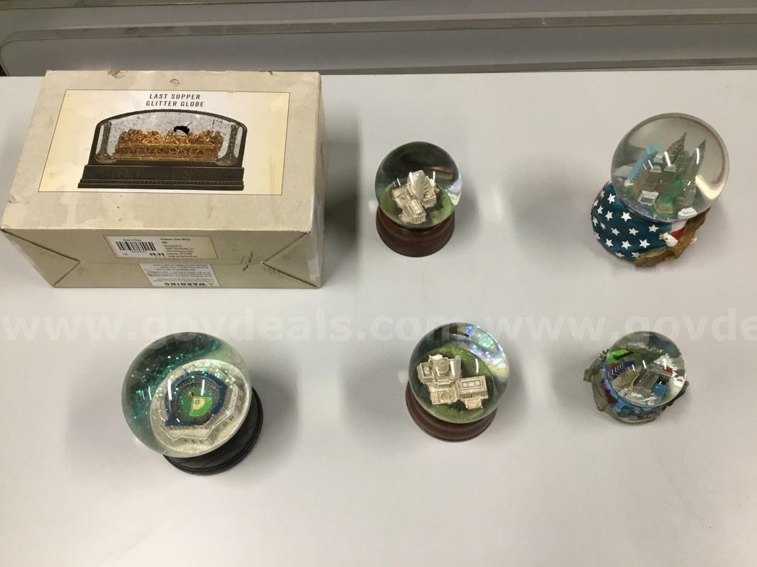 1 Lot of Snow Globes