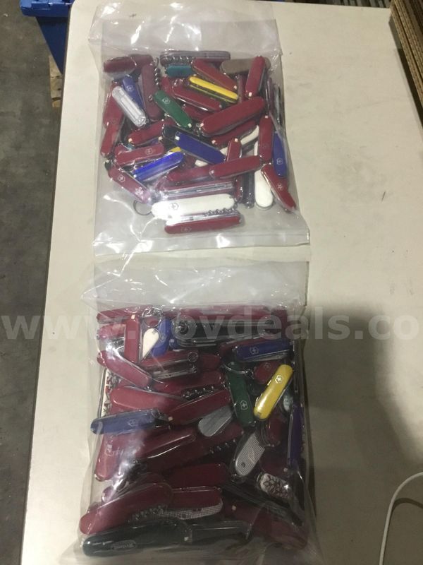 VICTORINOX LOT