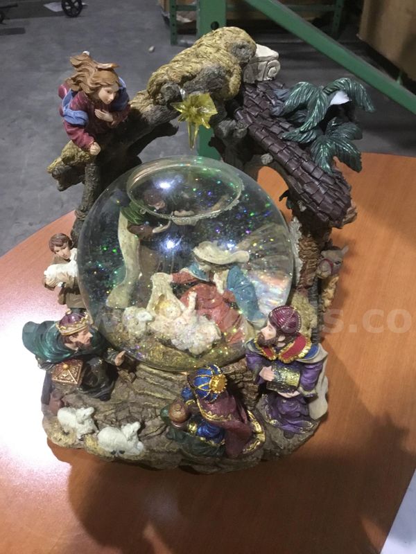 Snow globe (COMES WITH BATTERIES) “DH”