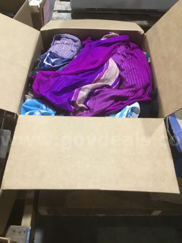 Box of scarfs "DH"