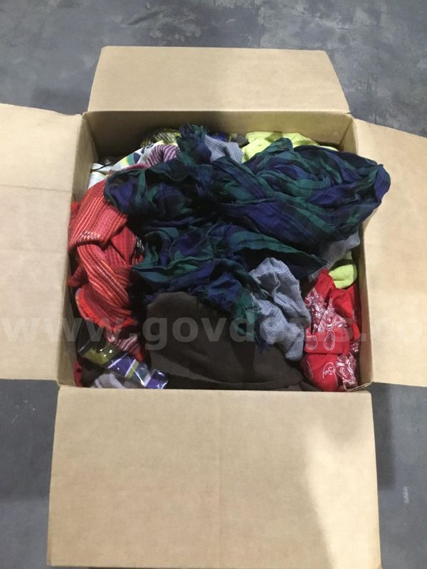 Box of scarfs "DH"