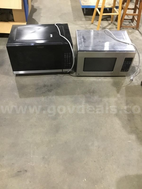 Silver & black microwaves (SILVER MICROWAVE TURNS ON) (BLACK MICROWAVE DOESN'T) "DH"