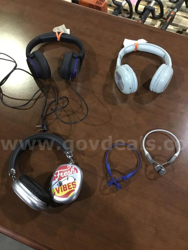 Lot of electronics-light gray headphones "DH"
