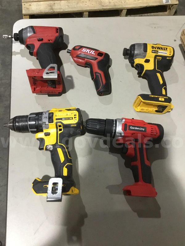 Lot of drill guns (THE SMALL RED & BLACK DRILL GUN, IS THE ONLY ONE THAT COMES WITH A BATTERY) "DH"