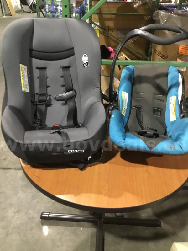 2 baby car seats "DH"