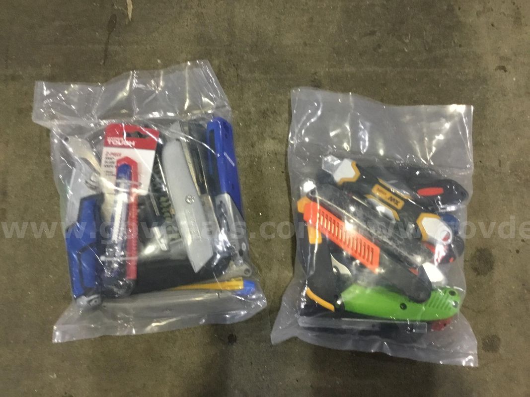 1 Lot of Utility Knives (2 Bags).