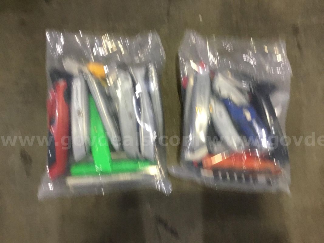 1 Lot of Utility Knives (2 Bags).