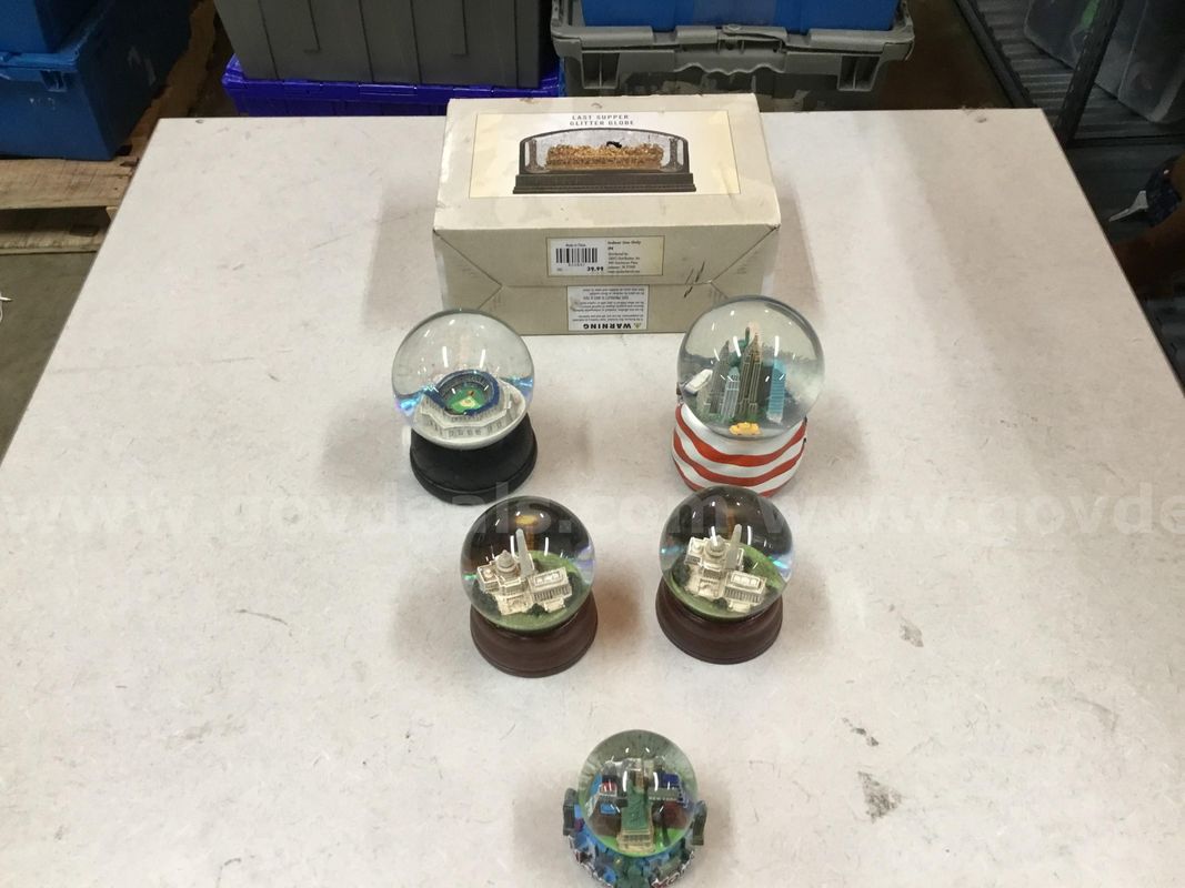 1 Lot of Assorted Snow Globes