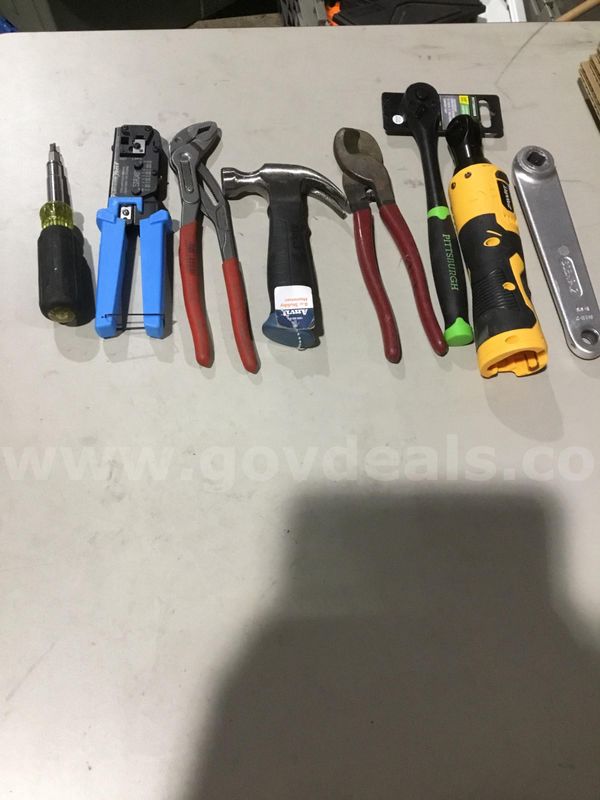 Lot of tools-8 oz stubby hammer; with black padding "DH"