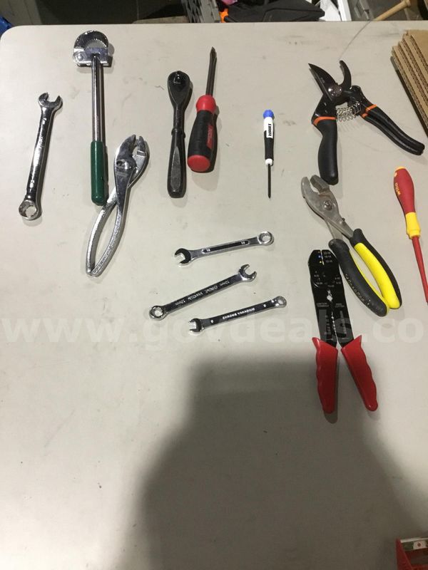 Lot of tools-wire stripped; with dark red padding "DH"