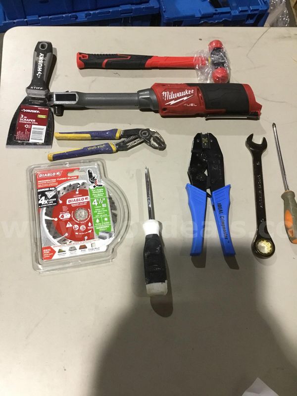 Lot of tools-red & black fuel box ratchet tool (NO BATTERY INCLUDED) "DH"