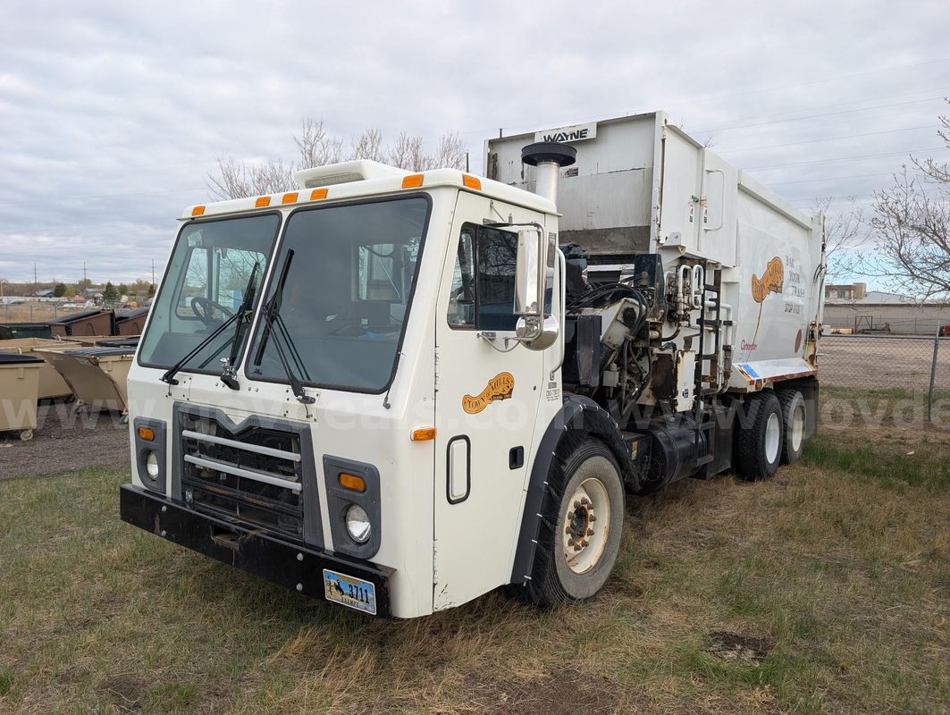 2010 Mack LEU600 Tilt Tandem Side Load Garbage Truck