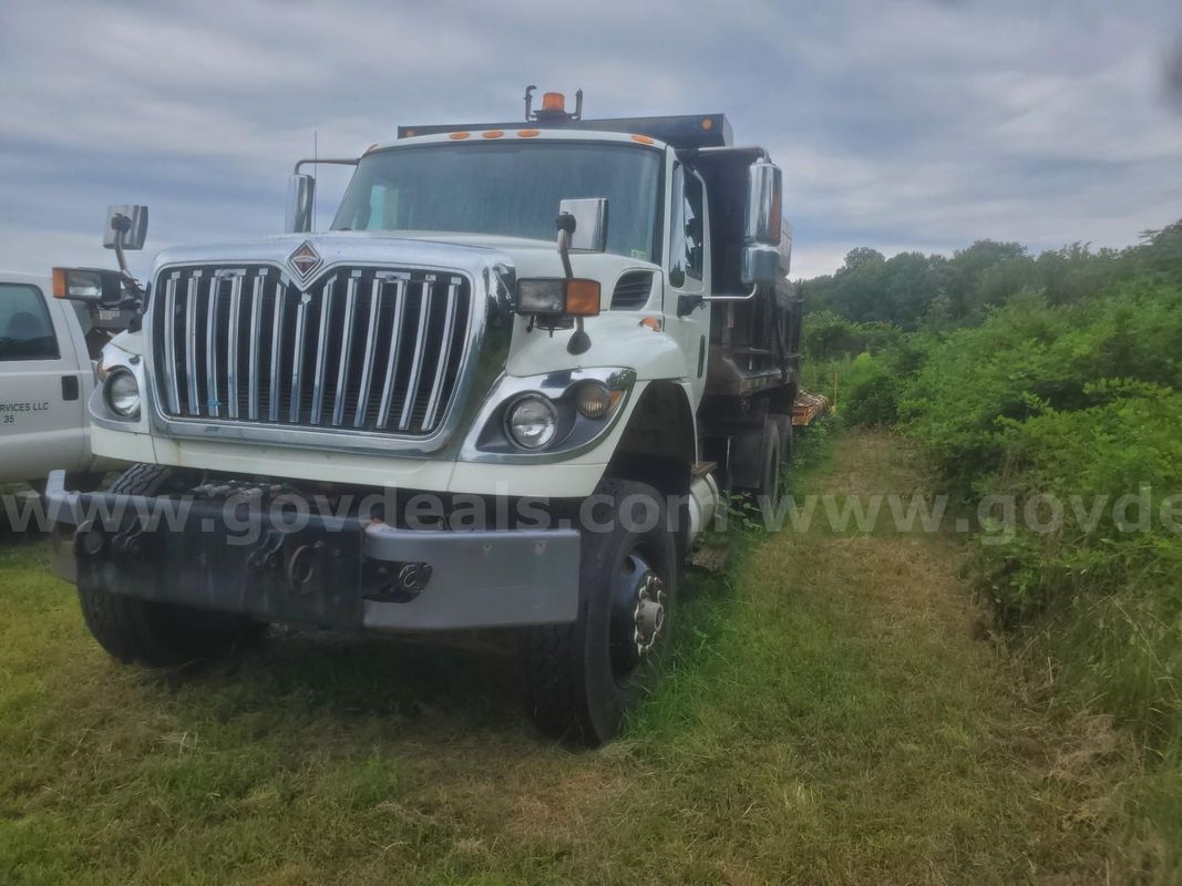 2012 International WorkStar 7600 Tandem Axle Dump Truck w/ 8-Yard Hydraulic Spreader