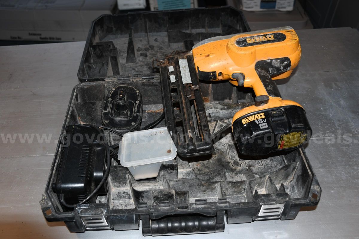 Dewalt 18V Nail Gun with Case