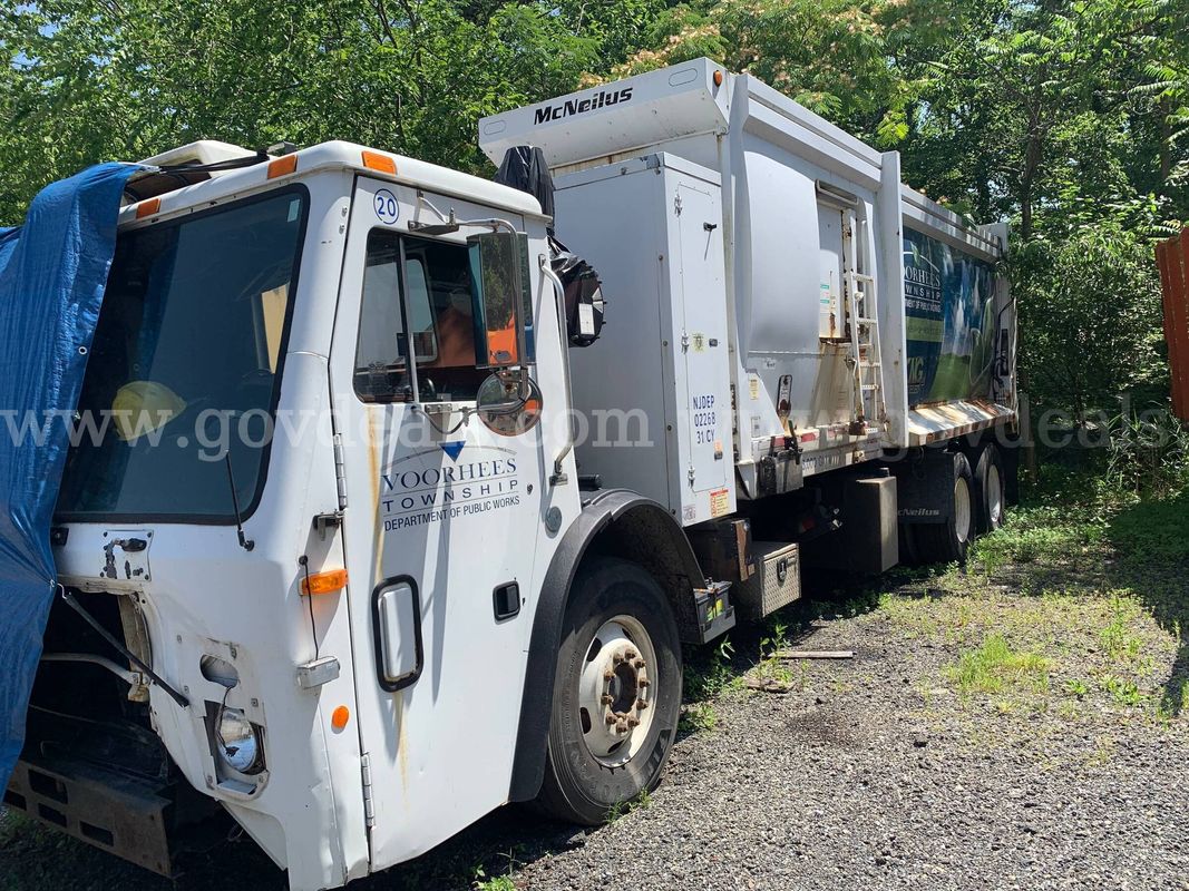 2014 Mack LEU600 Side-Loading One-Arm Garbage Truck w/McNeilus 31 Yd