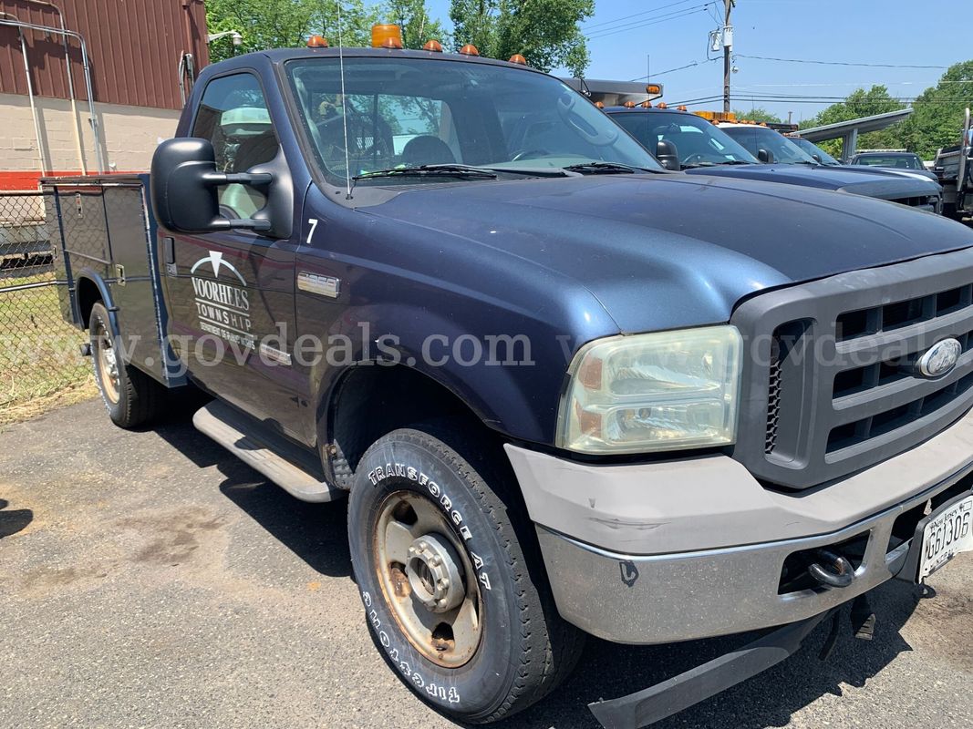 2005 Ford F-350 SD XL 4WD Utility Body w/Compressor & Liftgate