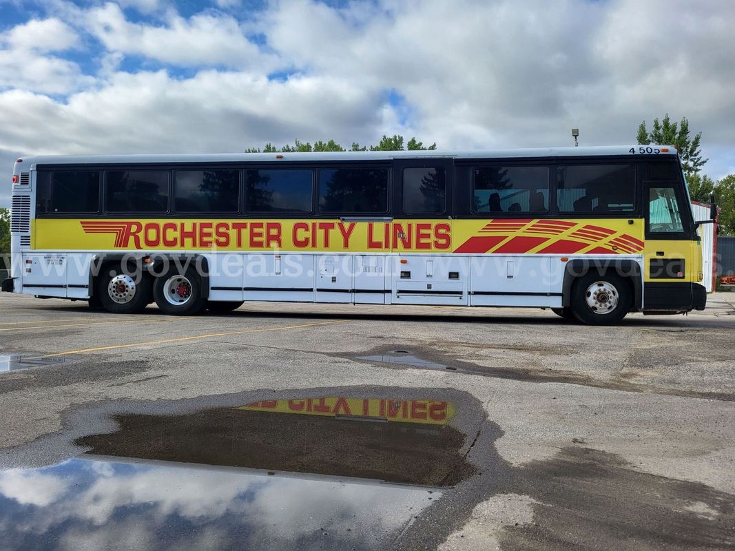 2004 MCI 55 passenger coach bus