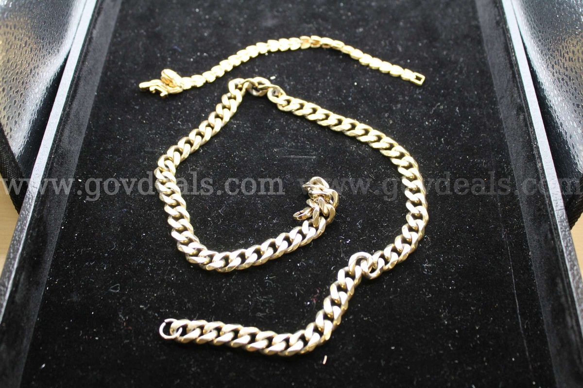 Necklace (1), Bracelet (1)