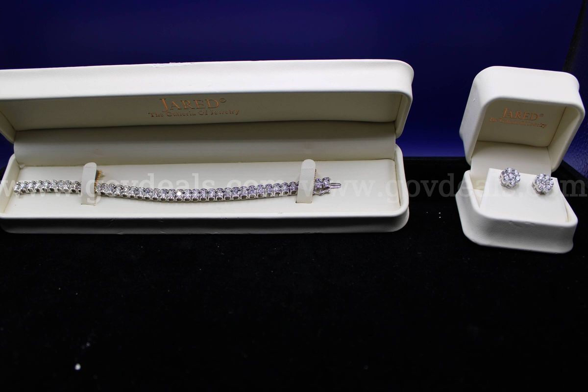 Earring, Pair (1); Bracelet (1)