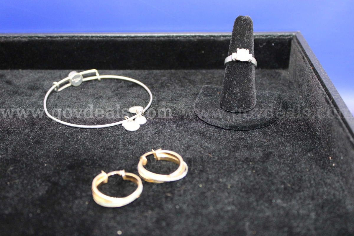 Bracelet (1); Earring, Pair (1); Ring (1)