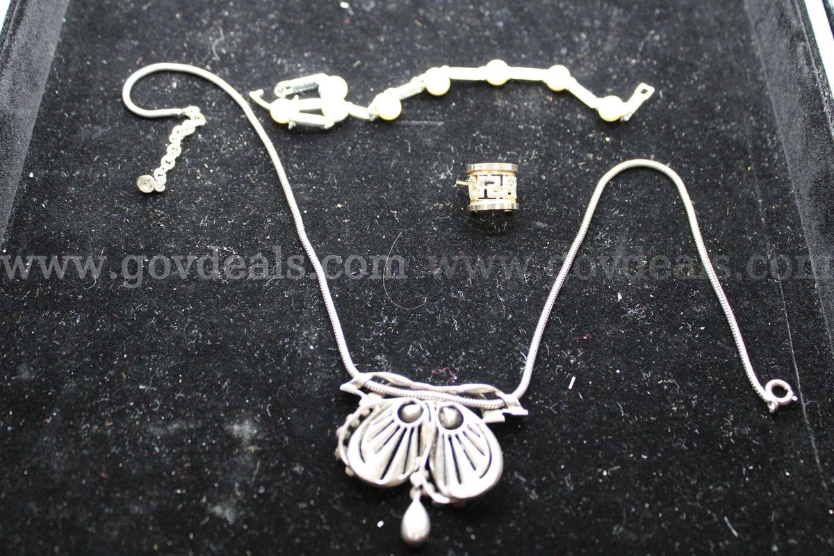 Necklace (1); Bracelet (1); Earring, Single (1)