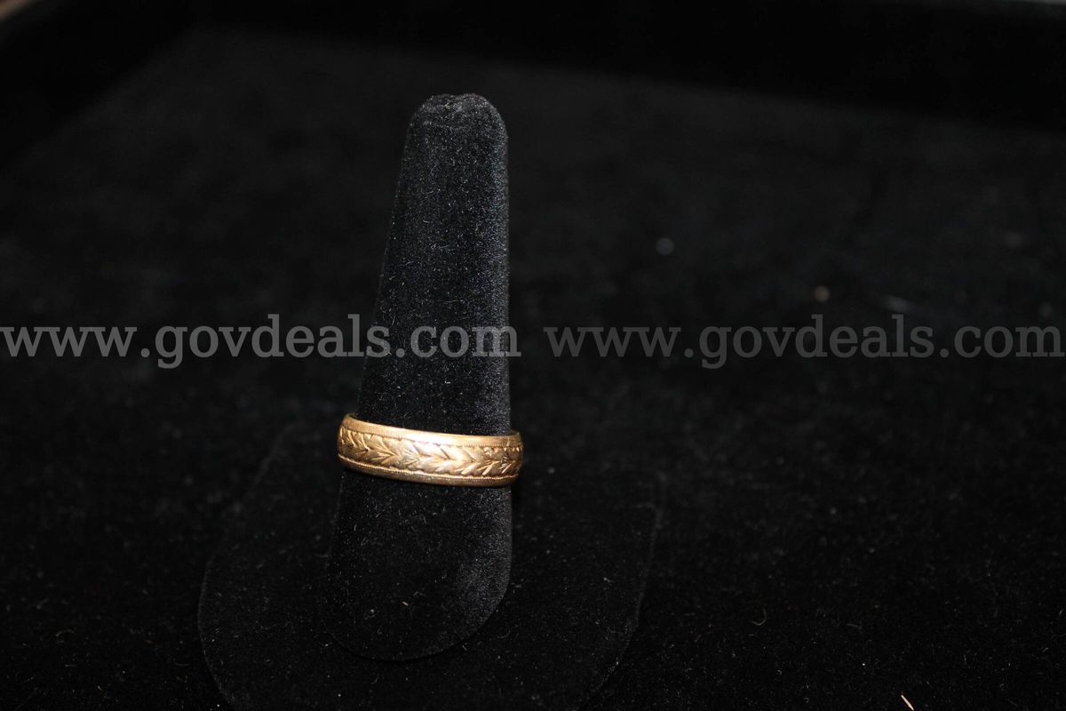 GOLD MEN'S WEDDING BAND WITH LEAF DESIGN FROM OLD TOWN