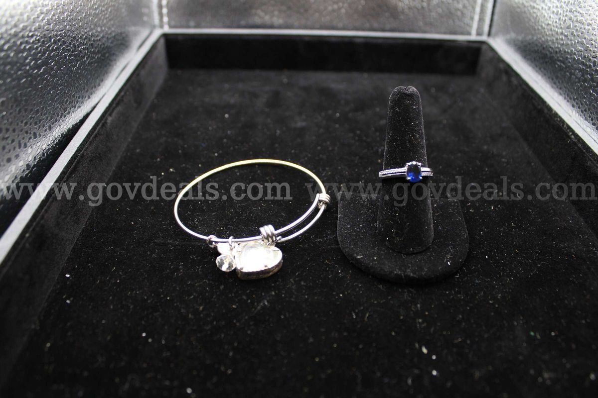 Bracelet (1), Ring (1)