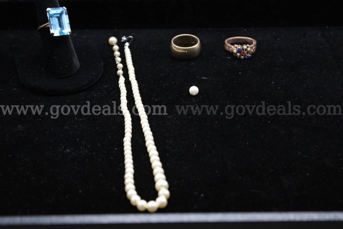 Ring (3); Necklace (1)