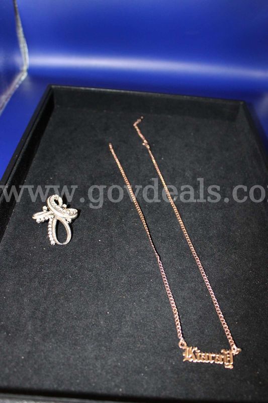 1 BROACH, 1 NECKLACE