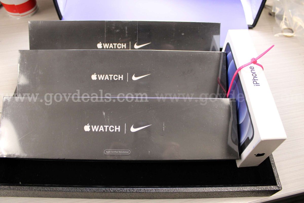 3 Apple Watches, 1 IPhone