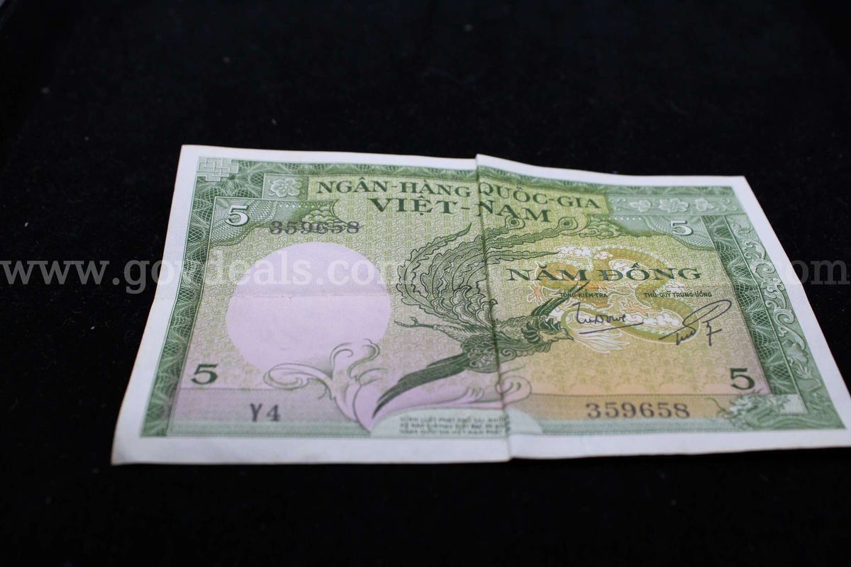 Foreign Coins (18) $2.00 Bill (2) Foreign Currency Bill (1) Silver Dollar(4)
