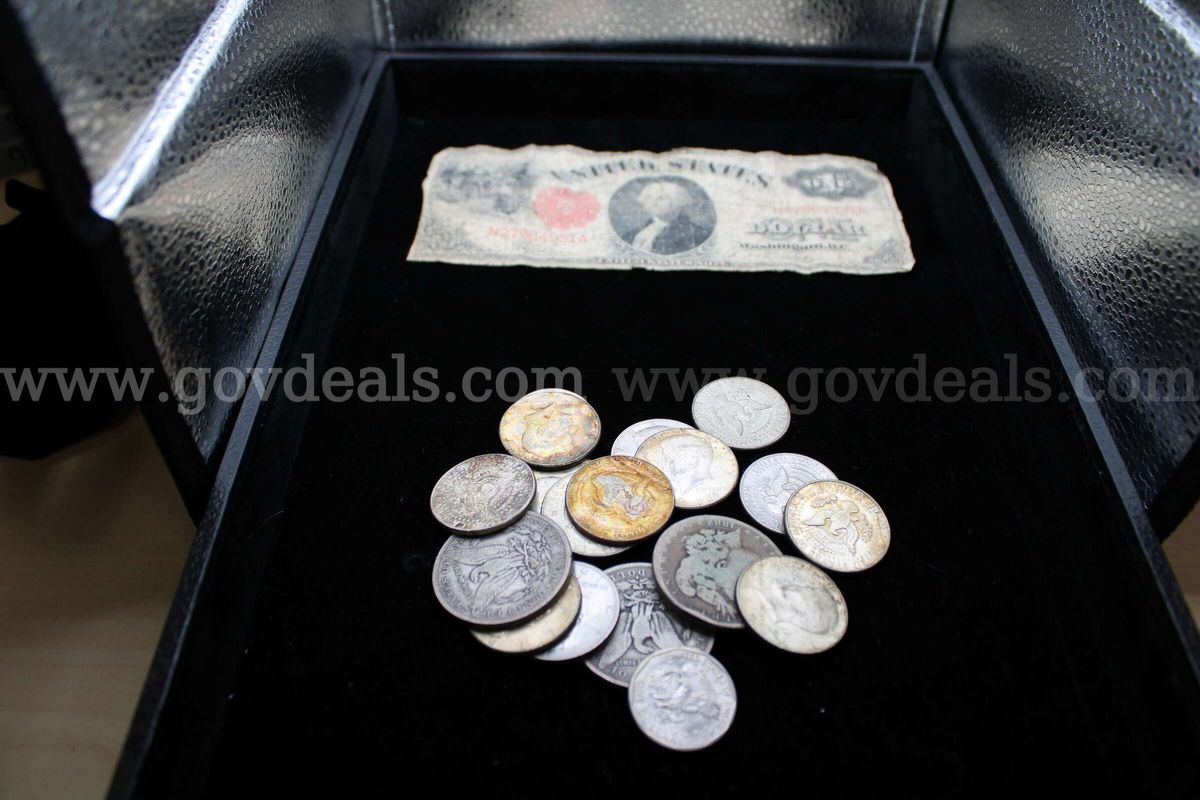 $1 Bill (1) $1 Coin (5) Half Dollar Coin (13) half penny (1)