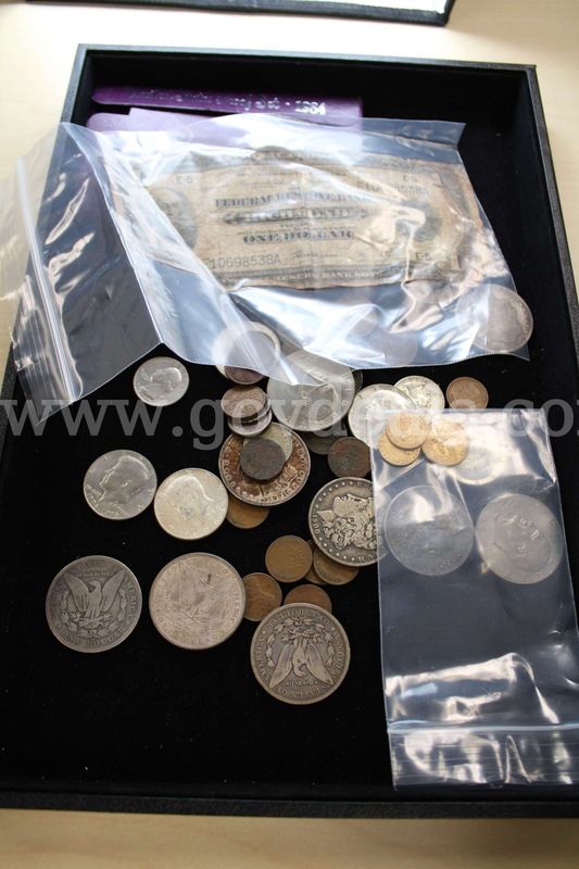 COIN SET (1); $1 BILL (1); $1 COIN (10); HALF DOLLARY (5); QUARTER (2)