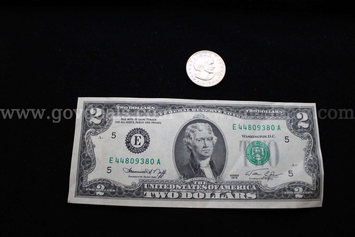 $2 Bill (1); $1 Coin (1)