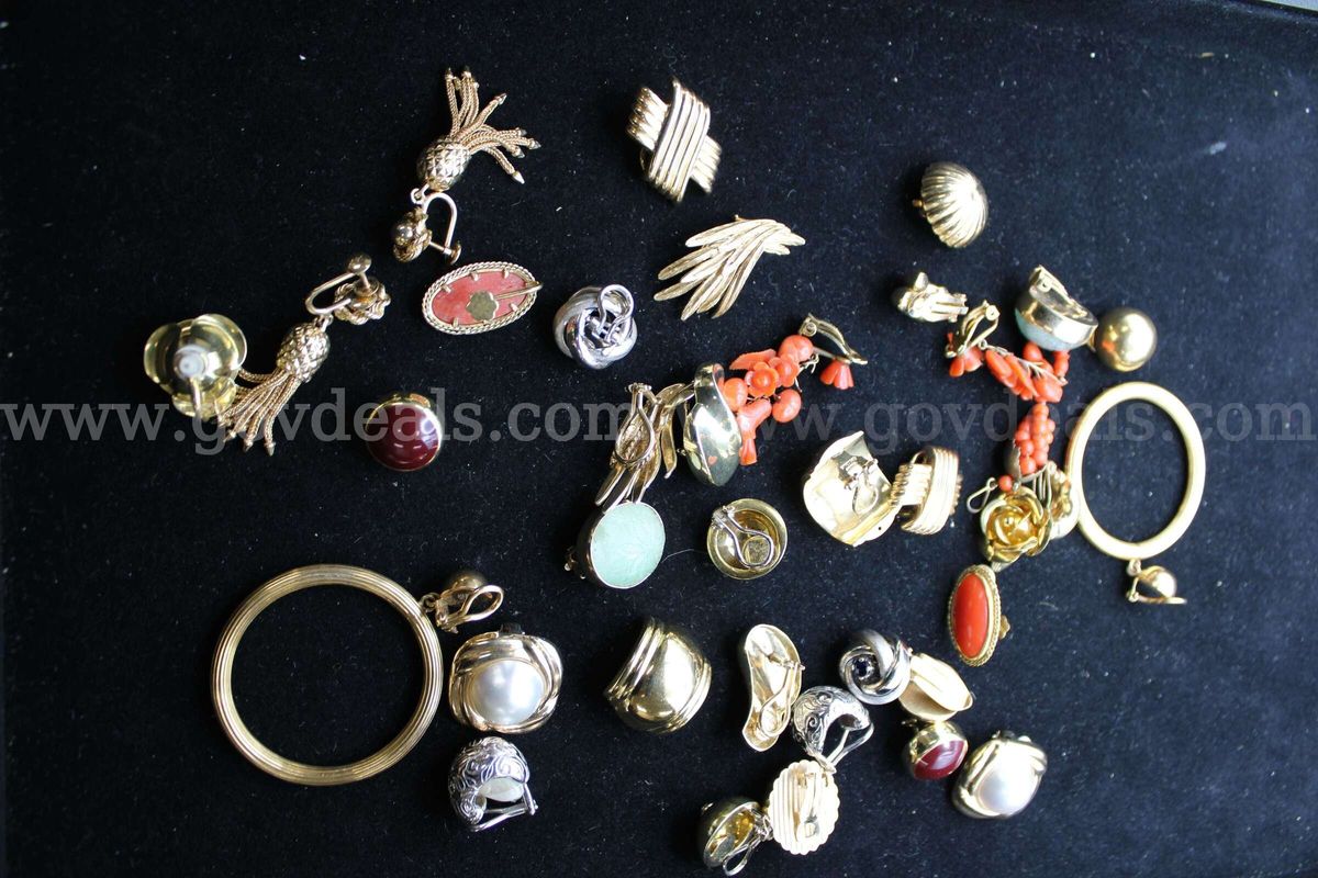 20 Bracelets 22 Necklace 17 Rings 18 Earrings Pairs 1 Single Earring
