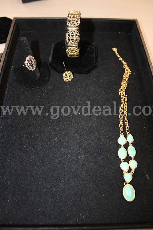 4 PIECES OF JEWELRY TO INCLUDE (1) GOLD BRACELET, (1) GOLD AND TEAL BRACELET (1)