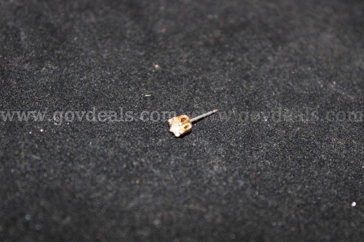 DIAMOND STUD EARRING