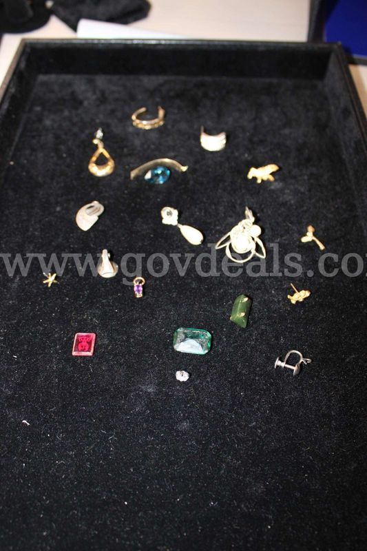 1 SILVER PEARL EARRING, 2 LOOSE STONES, 1 RED AND GOLD STONE, 7 EARRINGS, PURPLE