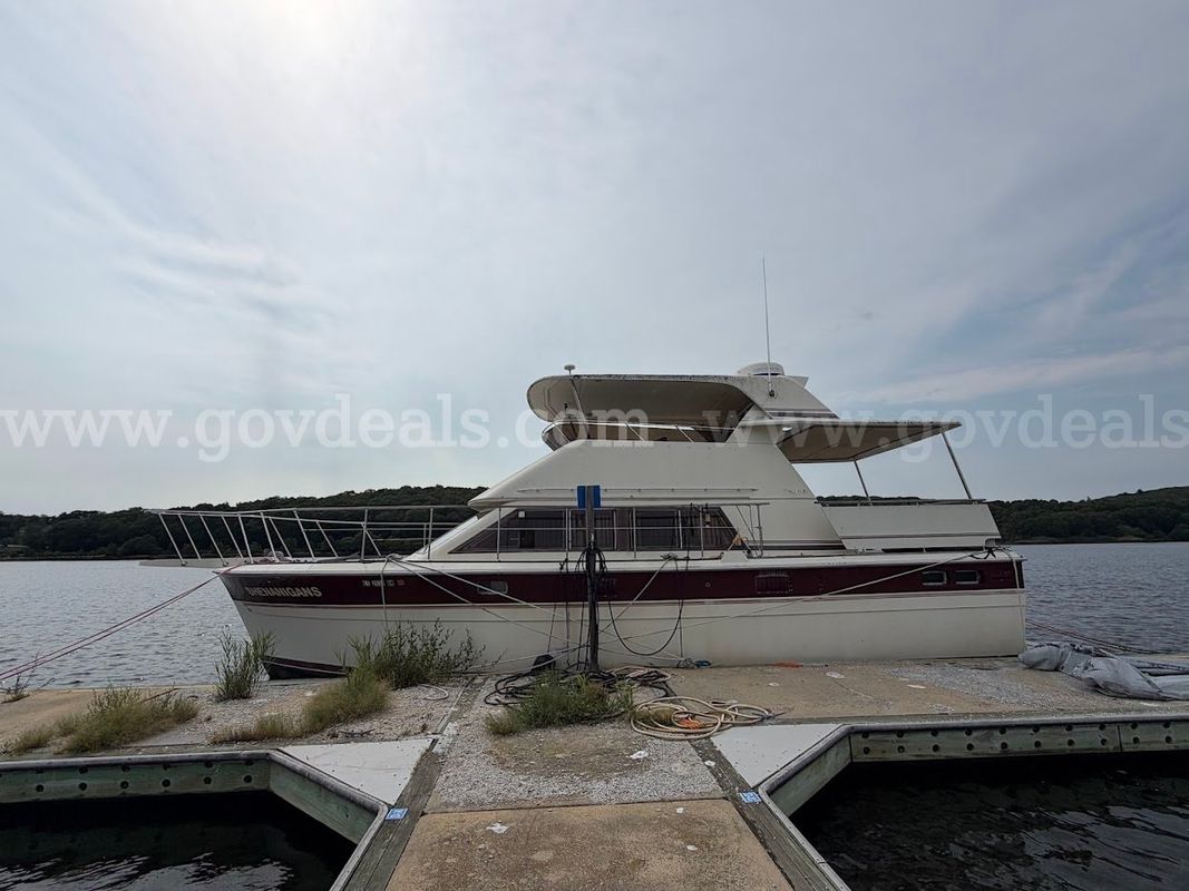 Trojan F-40 Powerboat
