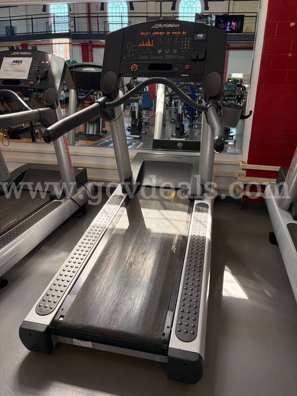 LIFE FITNESS TREADMILL