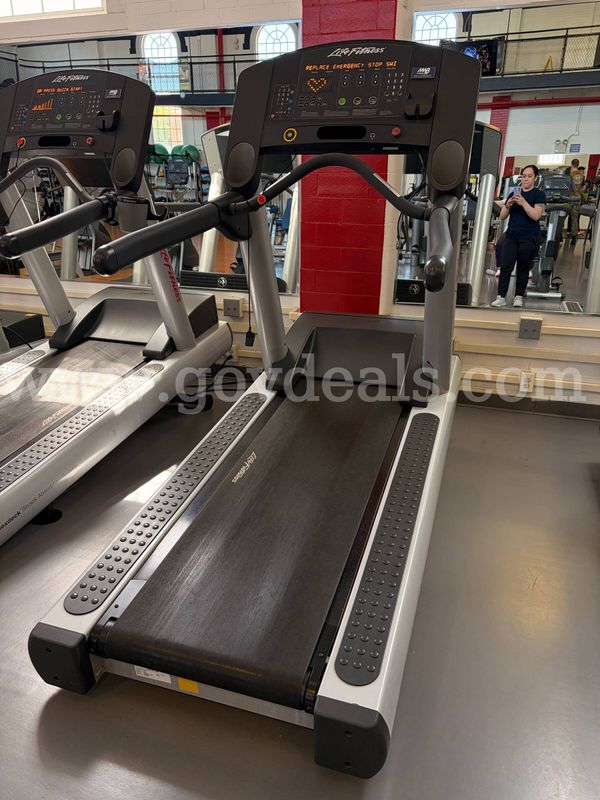 LIFE FITNESS TREADMILL