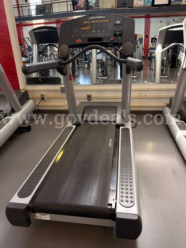 LIFE FITNESS TREADMILL
