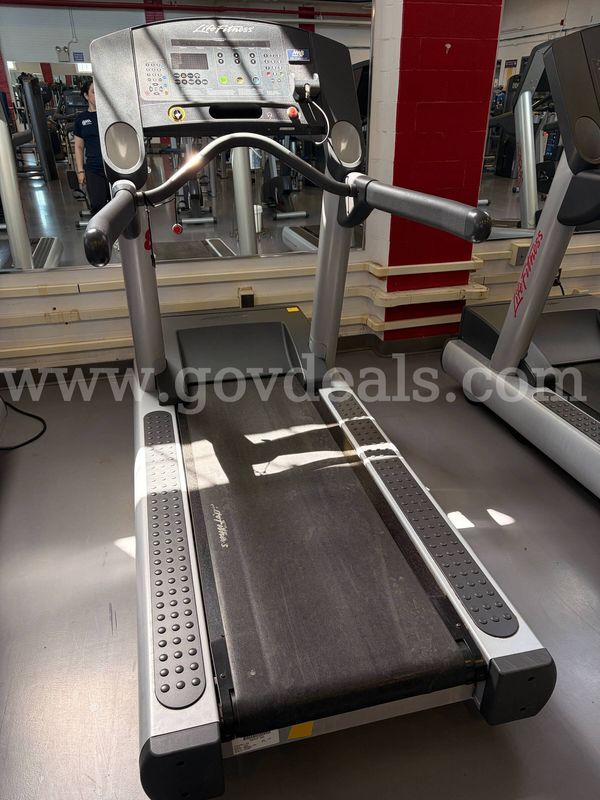 LIFE FITNESS TREADMILL