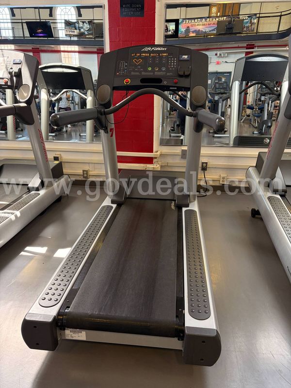 LIFE FITNESS TREADMILL
