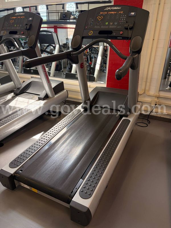 LIFE FITNESS TREADMILL