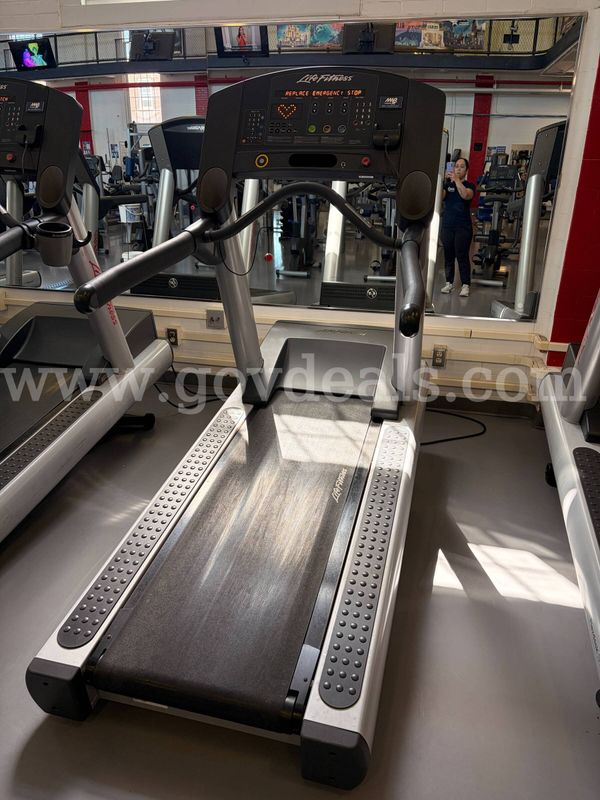 LIFE FITNESS TREADMILL