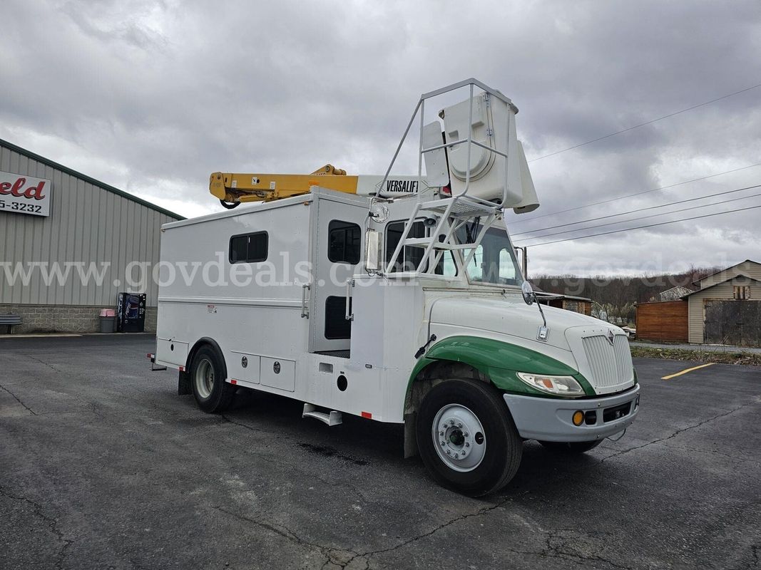 2007 International 3300 Stepvan w/ Versalift VST2401 Bucket Boom