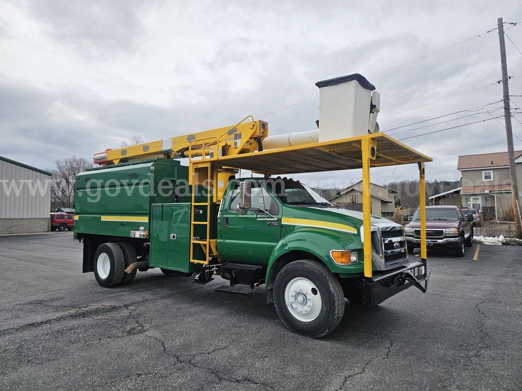 2015 Ford F750 Chipper / Altec Bucket Truck