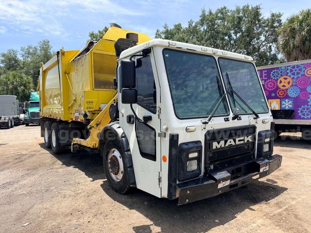 2018 Mack LR600 Side Loader Garbage Truck