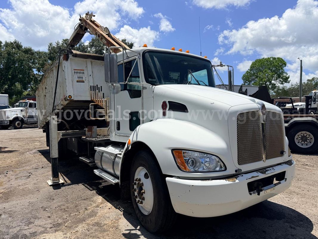 2010 Kenworth T270/T300 grapple truck